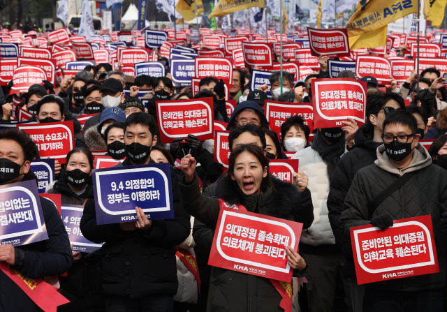 3일 오후 서울 여의도공원 옆 여의대로 인근에서 열린 의대정원 증원 및 필수의료 패키지 저지를 위한 전국의사 총궐기대회에서 참석자들이 의료 탄압 중단 등을 촉구하는 내용의 구호를 외치고 있다. 연합뉴스